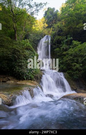 La cascata di Lokomboro sull'isola di Sumba, Indonesia. Foto Stock