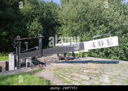 UK, West Yorkshire, Lock 40E sullo stretto canale Huddersfield. Foto Stock