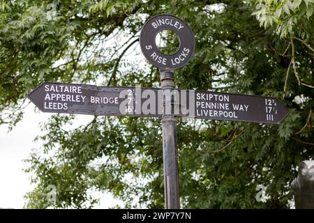 Regno Unito, West Yorkshire, Bingley, cartello con 5 chiuse sul canale Leeds Liverpool, la chiusa più profonda del Regno Unito. Foto Stock