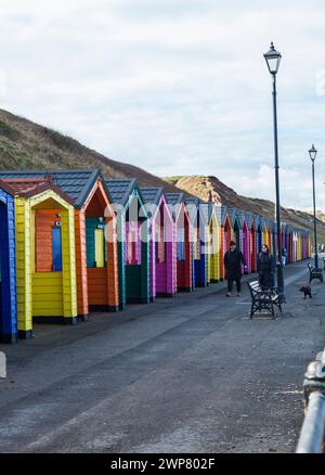 Colorate capanne sulla spianata di Saltburn by the Sea, Inghilterra, Regno Unito Foto Stock