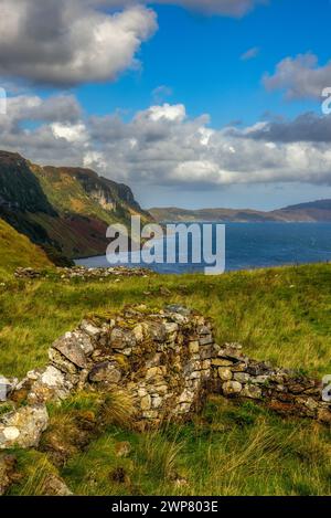 La costa orientale di Raasay vista da Hallaig, Scozia. Foto Stock