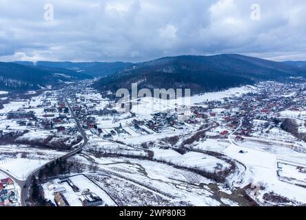 Vista aerea del villaggio di Marginea nella contea di Suceava - Romania Foto Stock