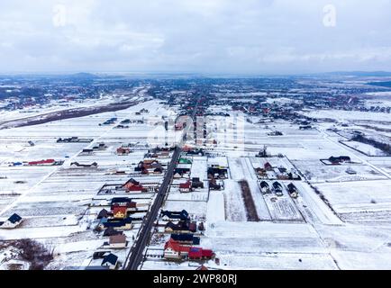 Vista aerea del villaggio di Marginea nella contea di Suceava - Romania Foto Stock