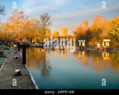 Abingdon-on-Thames afferma di essere la città più antica dell'Inghilterra. E il Tamigi attraversa il suo cuore. In questa scena idilliaca, vediamo una vista sulla r Foto Stock