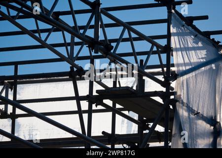 Ponteggi e teloni - in un cantiere per una nuova fabbrica nella Sandford Industrial Estate - creano queste strane e astratte geometrie. Foto Stock