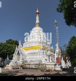 Vista panoramica dell'antico stupa bianco o chedi in stile birmano con leone guardiano al tempio buddista Wat Mahawan, Chiang mai, Thailandia Foto Stock