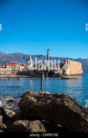 La famosa statua della ragazza danzante di fronte alla città vecchia di Budva, Montenegro Budva Foto Stock