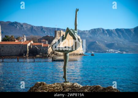 La famosa statua della ragazza danzante di fronte alla città vecchia di Budva, Montenegro Budva Foto Stock