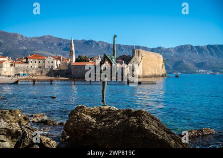 La famosa statua della ragazza danzante di fronte alla città vecchia di Budva, Montenegro Budva Foto Stock