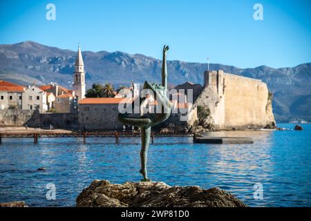 La famosa statua della ragazza danzante di fronte alla città vecchia di Budva, Montenegro Budva Foto Stock