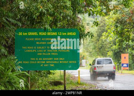 Un segnale di avvertimento 4WD passa all'estremità settentrionale di Cape Tribulation nel North Queensland, Australia, dove la strada diventa adatta solo ai veicoli 4WD Foto Stock