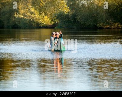 Fondata nel 1921 e situata in una splendida parte del Tamigi nell'Oxfordshire, Radley Boathouse serve il Radley College e l'enthu locale di canottaggio Foto Stock