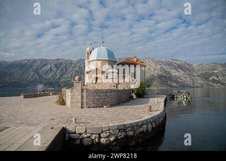 La Signora della roccia dell'Isola di Perast, Montenegro, con magnifiche vedute delle montagne dal meraviglioso Mare Adriatico Foto Stock