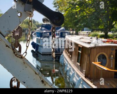 Abingdon-on-Thames sostiene di essere la città più antica d'Inghilterra. E il Tamigi scorre attraverso il suo cuore. Questa è la chiusa a valle della città. Qui Foto Stock