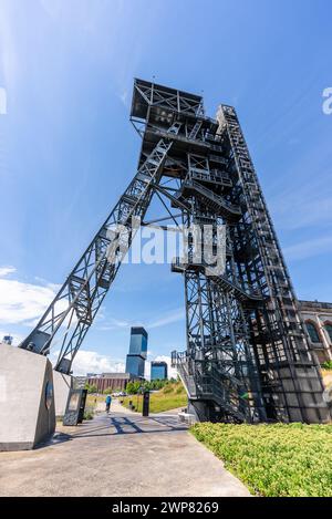 Vista della torre Shaft Warszawa II e del museo Slesia, Katowice, Polonia Foto Stock