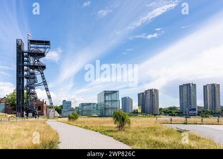 Vista della torre Shaft Warszawa II e del museo Slesia, Katowice, Polonia Foto Stock
