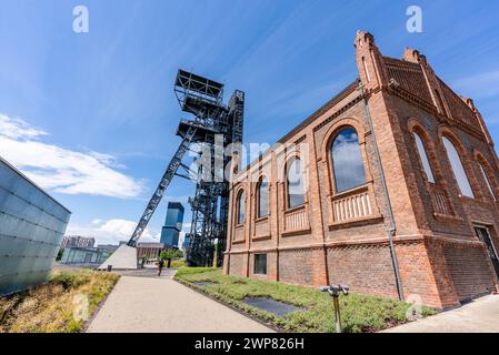 Vista della torre Shaft Warszawa II e del museo Slesia, Katowice, Polonia Foto Stock