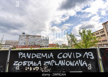 Katowice, Polonia - 11 luglio 2022: Foto di graffiti che dicono "è stata pianificata la pandemia di covid-19” Foto Stock