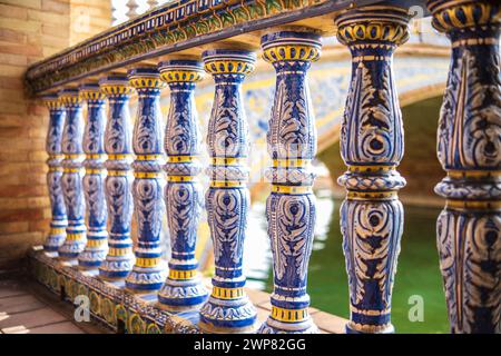 Primo piano di piastrelle spagnole chiamate azulejos sul corrimano in Plaza de Espana, Siviglia, Spagna Foto Stock