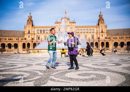 Siviglia, Spagna - 9 marzo 2022: Persone che ballano di fronte alla fontana in Plaza de Espana, Siviglia Foto Stock