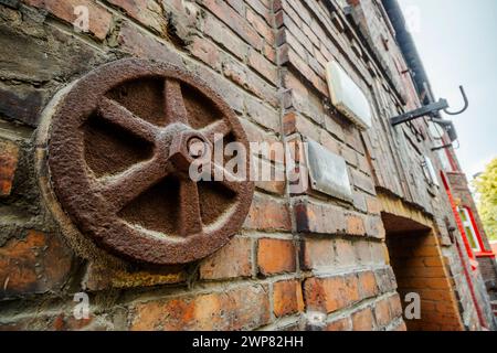 L'ankra arrugginito in metallo protegge la casa dai danni su terreni tristi post-minerari, Katowice, Nikiszowiec, Slesia, Polonia Foto Stock