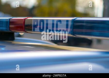 Primo piano della barra luminosa della pattuglia della polizia polacca. Foto Stock