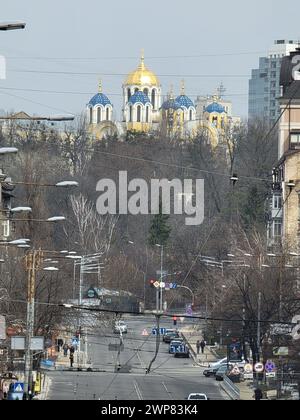 Una strada trafficata della città con auto con la Cattedrale di Vladimir in lontananza Foto Stock