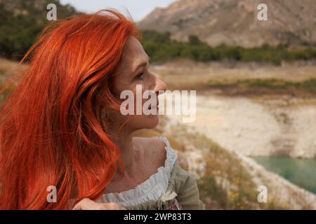 Primo piano di una donna matura con rughe sul viso a causa del passare del tempo in natura, Spagna Foto Stock