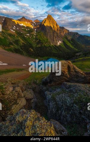 Il sole che sorge sulla catena montuosa e sul lago Foto Stock