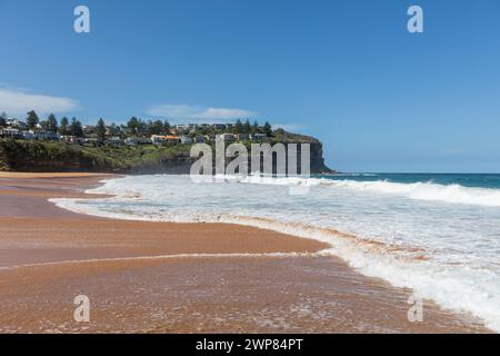 Onde da surf che si infrangono sulla spiaggia di Bilgola sulla costa orientale di Sydney, una delle spiagge settentrionali di Sydney in un giorno autunnale di cielo blu, New South Wales, Australia Foto Stock