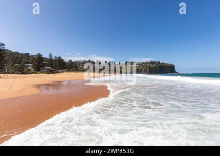 Onde da surf che si infrangono sulla spiaggia di Bilgola sulla costa orientale di Sydney, una delle spiagge settentrionali di Sydney in un giorno autunnale di cielo blu, New South Wales, Australia Foto Stock