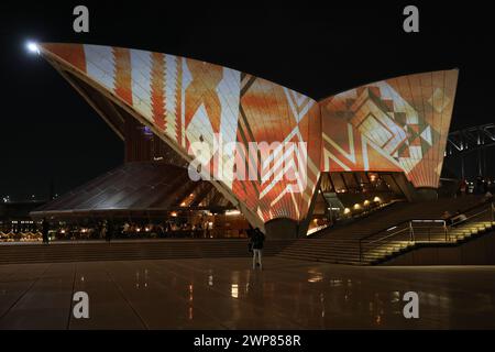 Sydney, Australia. 6 marzo 2024. Badu Gili - che significa "luce d'acqua" nella lingua dei tradizionali proprietari di Bennelong Point, il Gadigal - è un'esperienza quotidiana gratuita che esplora le storie delle prime Nazioni in una spettacolare proiezione di sei minuti sulle vele orientali del Teatro dell'Opera di Bennelong. Badu Gili: Celestial è una nuova proiezione che celebra il lavoro e le storie di due artiste delle prime Nazioni australiane e neozelandesi, creata in collaborazione tra l'Opera House, la Biennale di Sydney e la Fondation Cartier pour l'ART Contemporary ain. Crediti: Richard Milnes/Alamy Live News Foto Stock