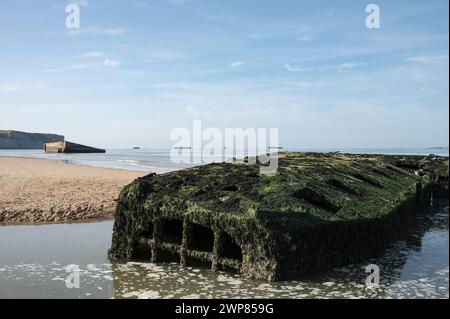 Dettaglio di un frammento del porto artificiale Mulberry dall'operazione Overlord D-Day. È mezzo sepolto e bloccato sulla spiaggia, è pieno di muschio Foto Stock
