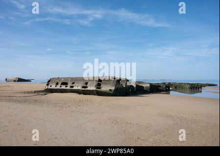 Dettaglio di un frammento del porto artificiale Mulberry dall'operazione Overlord D-Day. È mezzo sepolto e bloccato sulla spiaggia, è pieno di muschio Foto Stock