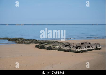 Dettaglio di un frammento del porto artificiale Mulberry dall'operazione Overlord D-Day. È mezzo sepolto e bloccato sulla spiaggia, è pieno di muschio Foto Stock