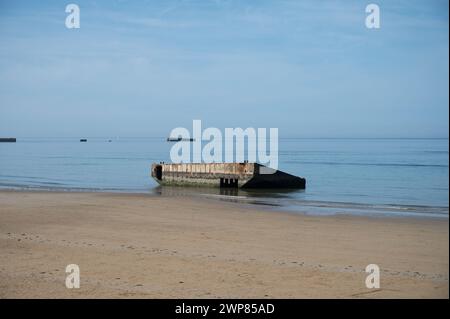 Dettaglio di un frammento del porto artificiale Mulberry dall'operazione Overlord D-Day. È mezzo sepolto e bloccato sulla spiaggia, è pieno di muschio Foto Stock