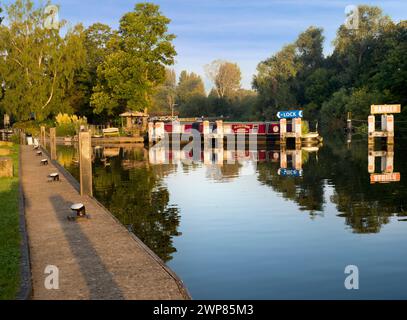 Abingdon-on-Thames afferma di essere la città più antica dell'Inghilterra. E il Tamigi attraversa il suo cuore. In questa scena idilliaca, vediamo una vista sulla r Foto Stock