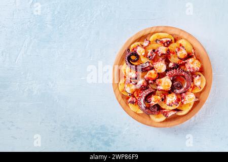 Pulpo a la gallega, polpo spagnolo e cena a base di patate, piatto galiziano, girato dall'alto con spazio per le copie Foto Stock