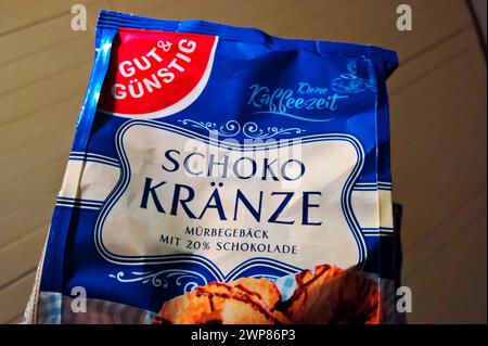 Edeka Eigenmarke bzw Hausmarke gut und günstig. Foto: Gebäck, Schokokränzchen *** marchio di Edeka o marchio privato biscotti fotografici buoni ed economici, corone di cioccolato Foto Stock