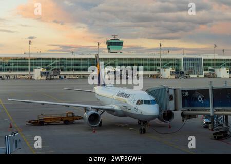 Lufthansa airbus A319-100 aeroplano parcheggiato all'aeroporto di Monaco Lufthansa airbus A319-100 Aalen aeroplano attraccato all'aeroporto di Monaco di Baviera Germania *** Lufth Foto Stock