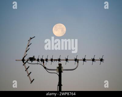 Una luna piena di Beaver si trova sui tetti della mia casa a Radley Village. Beaver Moon è il nome convenzionale per la luna piena di novembre; alcuni f Foto Stock