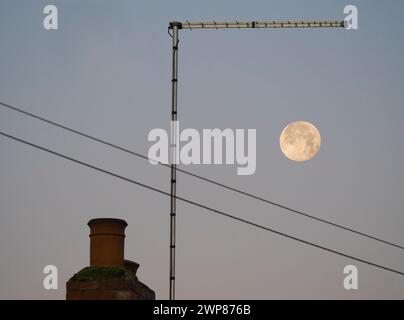 Una luna piena di Beaver si trova sui tetti della mia casa a Radley Village. Beaver Moon è il nome convenzionale per la luna piena di novembre; alcuni f Foto Stock