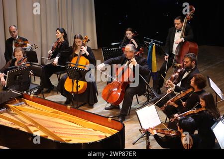 IVANO-FRANKIVSK, UCRAINA - 3 MARZO 2024 - l'orchestra da camera accademica di armonia Nobile si esibisce durante la serata di recital per pianoforte nell'ambito del festival di musica professionale Primavera 2024 di Prykarpattia sul palco della Filarmonica regionale Iryna Malaniuk Ivano-Frankivsk, Ivano-Frankivsk, Ucraina occidentale. Foto Stock