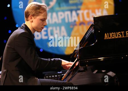 IVANO-FRANKIVSK, UCRAINA - 3 MARZO 2024 - il pianista di Leopoli Rostyslav Fedyna, accompagnato dalla Harmonia Nobile Academic Chamber Orchestra, si esibisce durante la serata di recital per pianoforte nell'ambito del festival musicale professionale Primavera 2024 di Prykarpattia sul palco della Filarmonica regionale Iryna Malaniuk Ivano-Frankivsk, Ivano-Frankivsk, Ucraina occidentale. Foto Stock