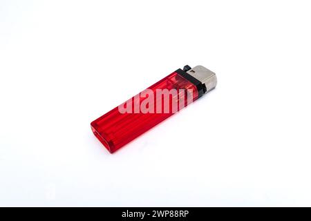 Accendisigari rosso economico realizzato in plastica isolata su sfondo bianco. Foto Stock