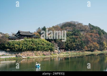 Padiglione tradizionale Yeongnamnu e fiume Miryang a Miryang, Corea Foto Stock
