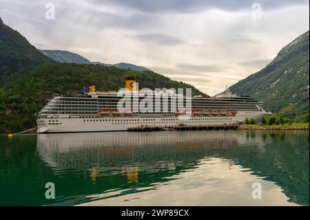 La nave da crociera italiana, Costa Mediterranea, ancorata a Geiranger nel fiordo di Geiranger, Norvegia Foto Stock