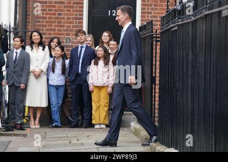 Jack Hunt (a sinistra), Lucia Hunt (la seconda da sinistra), Anna Hunt (la quarta da sinistra) ed Eleanor Hunt (la quarta da destra) guardano il Cancelliere dello Scacchiere Jeremy Hunt fuori 11 Downing Street, Londra, con la sua casella ministeriale prima di consegnare il suo budget nelle camere del Parlamento. Data foto: Mercoledì 6 marzo 2024. Foto Stock