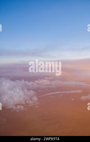 Vista aerea al tramonto dalla finestra dell'aereo Foto Stock