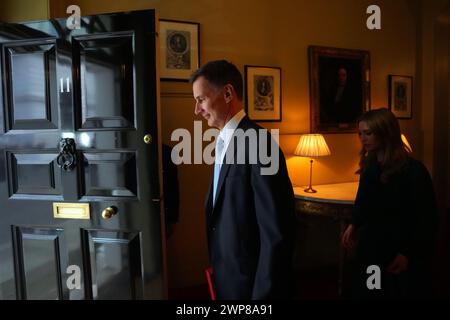 Il Cancelliere dello Scacchiere Jeremy Hunt esce dall'11 di Downing Street, Londra, per affrontare i media con la sua scatola ministeriale, prima di consegnare il suo bilancio alle camere del Parlamento. Data foto: Mercoledì 6 marzo 2024. Foto Stock